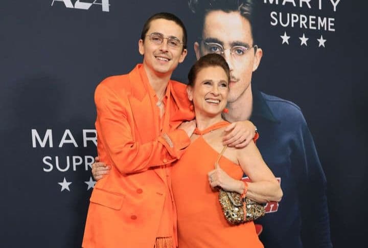 “Marty Supreme”-ийн нээлтэн дээр Timothée Chalamet ээжтэйгээ ижилссэн оранж өнгийн хувцаслалтаар гялалзлаа.