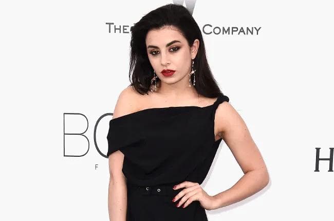 Чарли XCX-н өөрийн шинэ үеийг тодорхойлсон Brat цомог